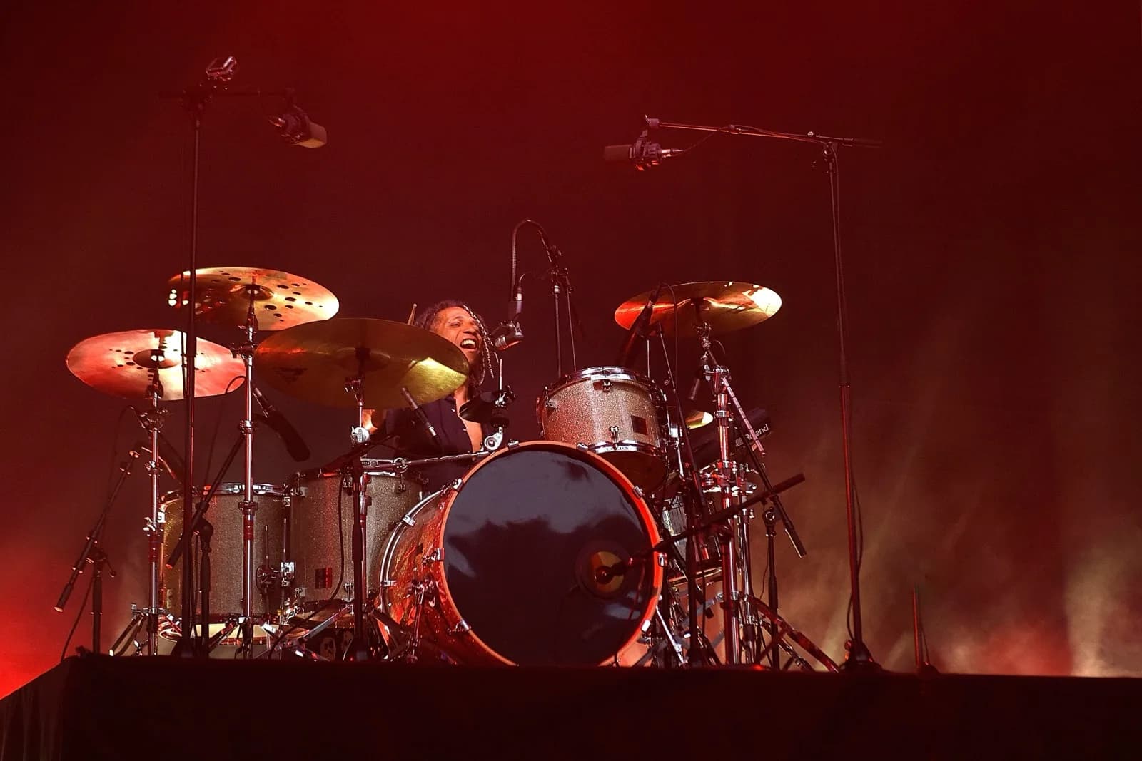 Batteur sur scène, cymbales et lumière rouge, Festival Mégascène.